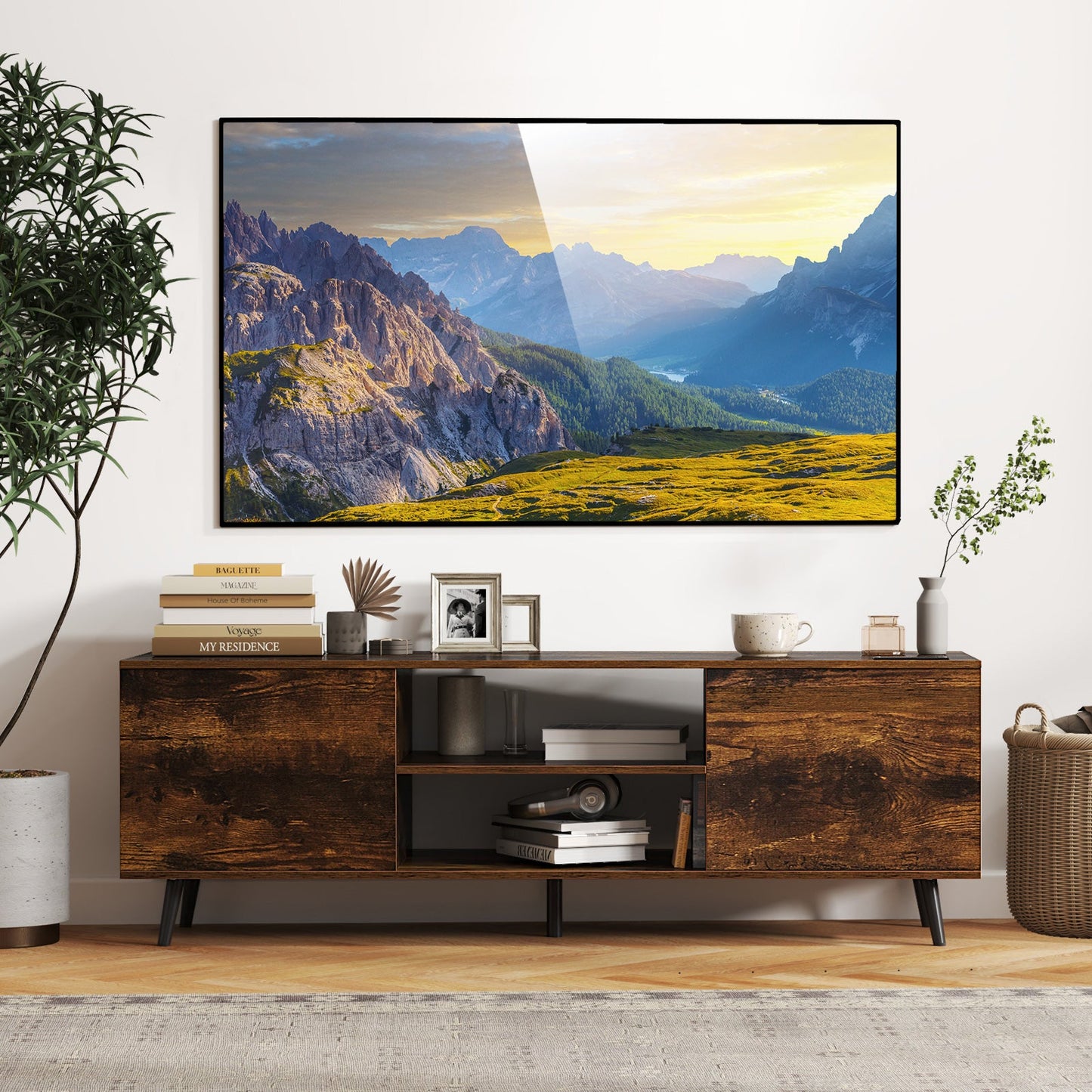 Mueble de TV con tomas de corriente y estante ajustable para televisores de 60 pulgadas-Marrón rústico