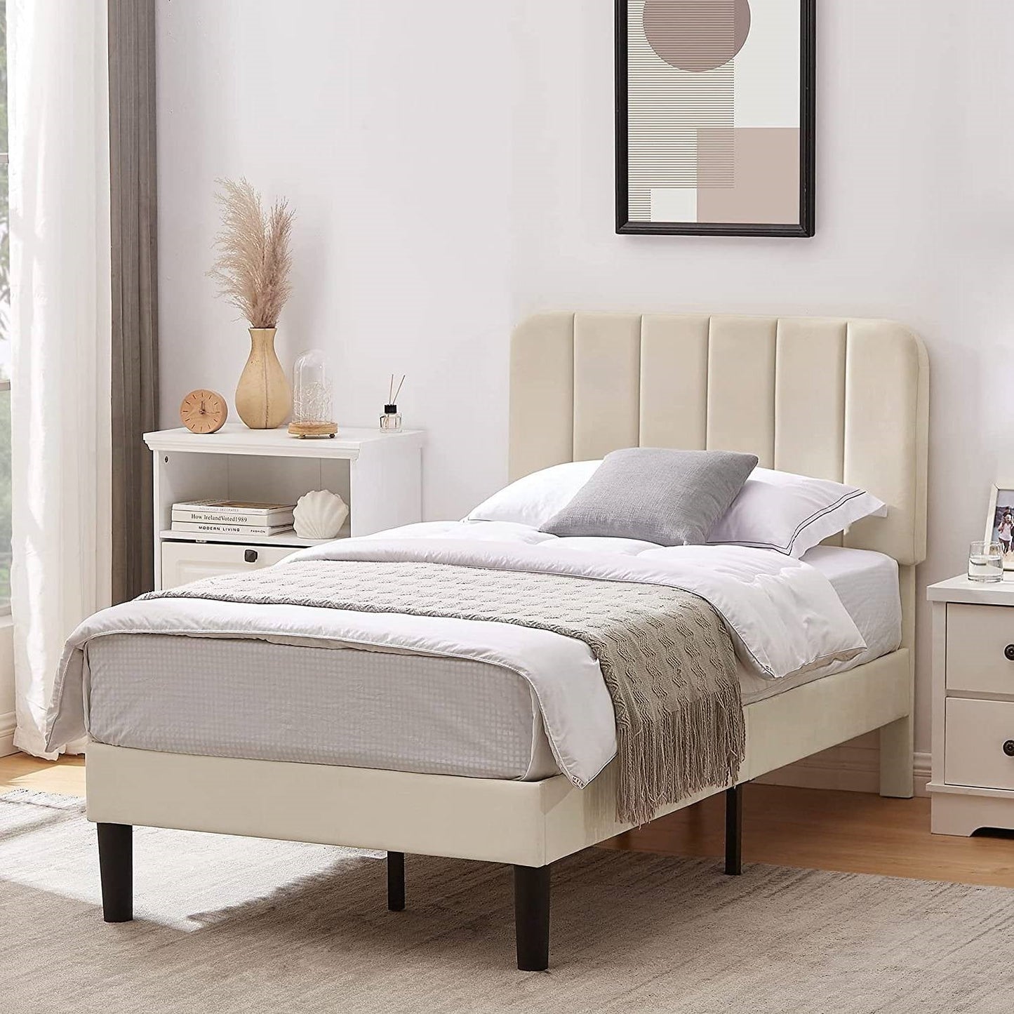 Estructura de cama de plataforma tapizada beige tamaño individual con cabecero