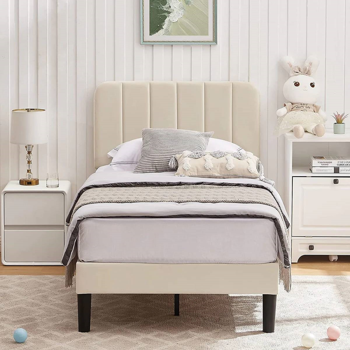Estructura de cama de plataforma tapizada beige tamaño individual con cabecero