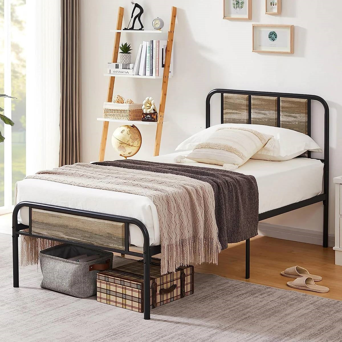 Marco de cama de plataforma doble de metal y madera gris con cabecera y pie de cama redondeados