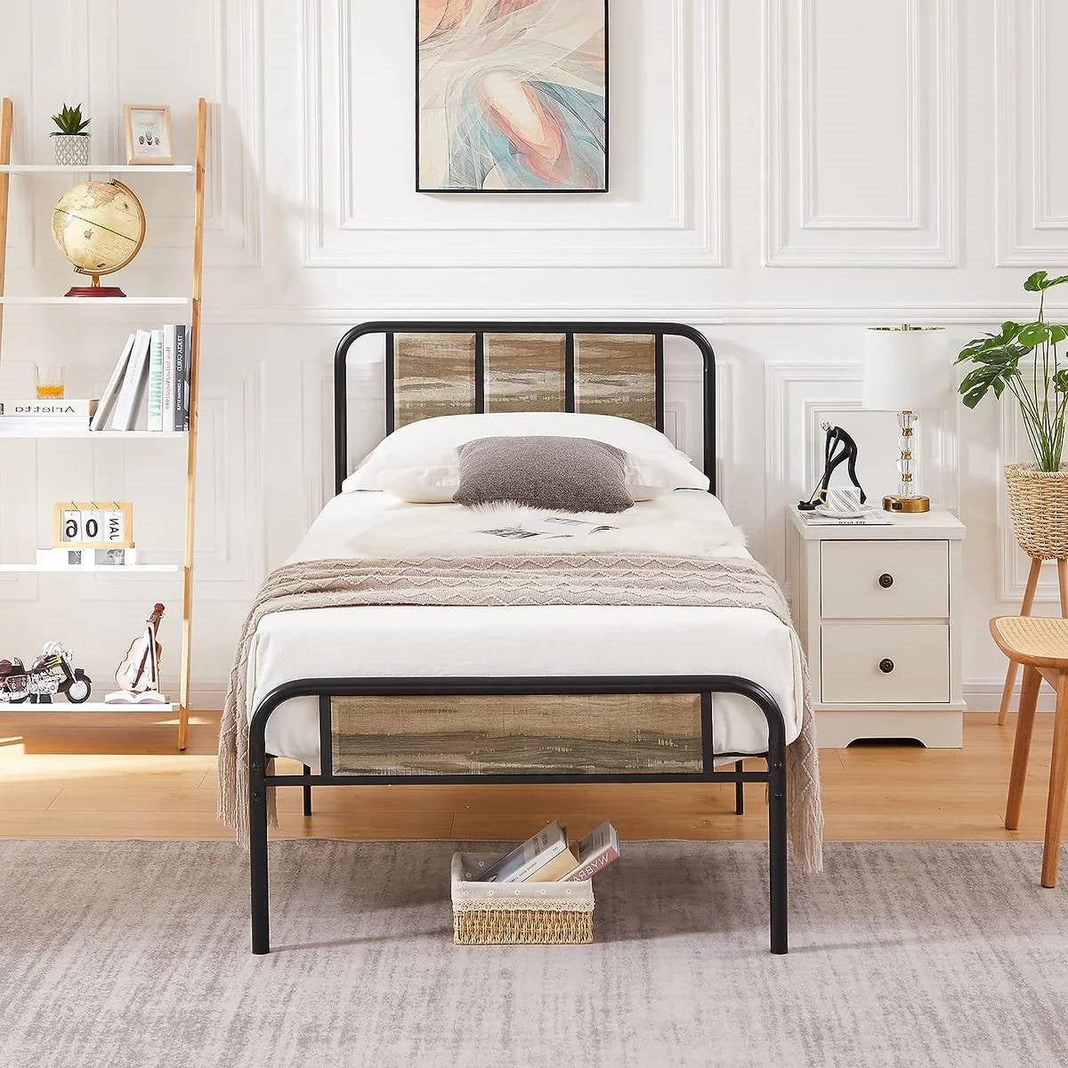 Marco de cama de plataforma doble de metal y madera gris con cabecera y pie de cama redondeados
