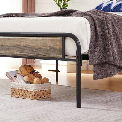 Marco de cama de plataforma doble de metal y madera gris con cabecera y pie de cama redondeados