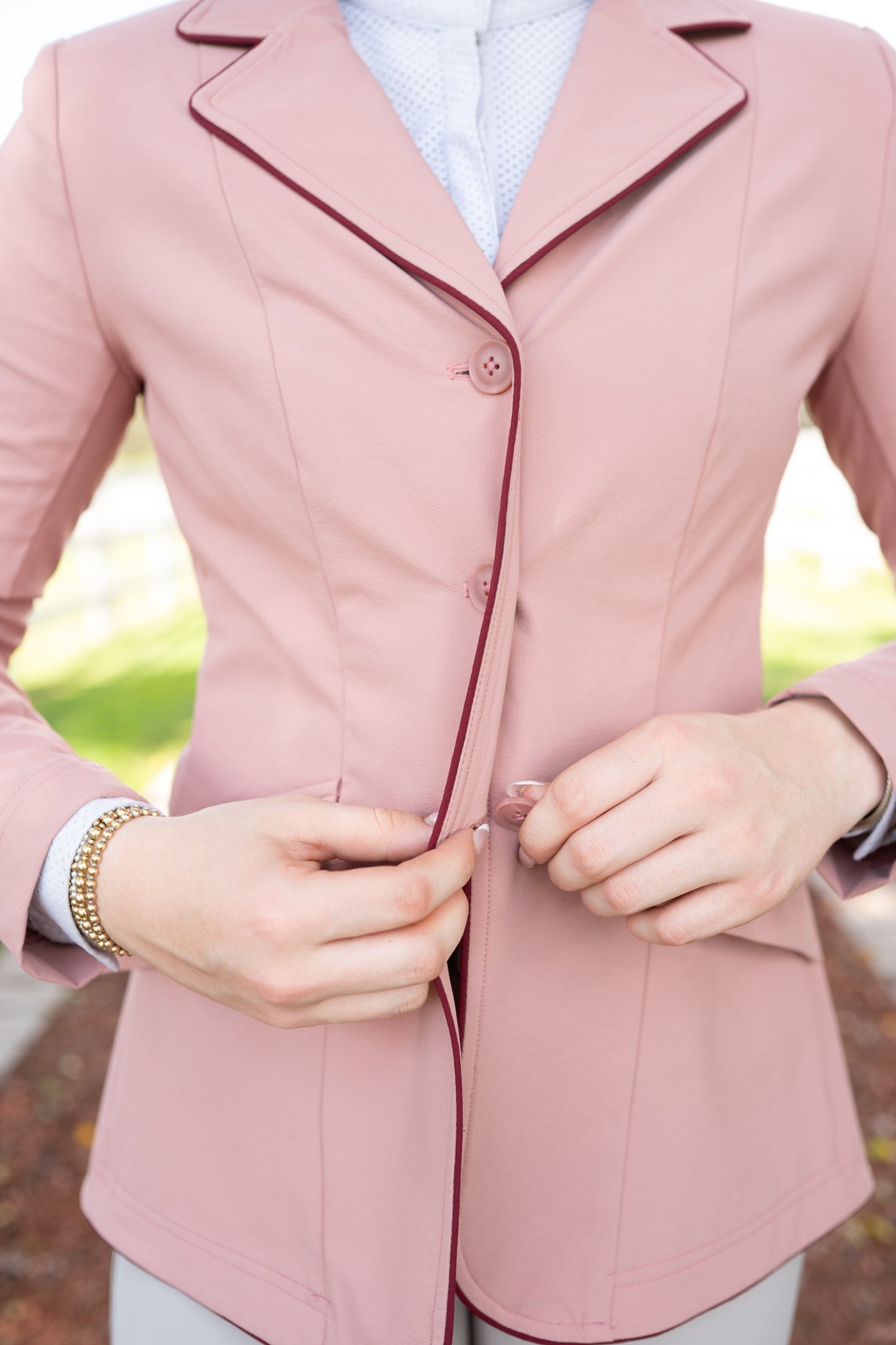 Manteau de concours Grand Prix Ladies EQJ à 3 boutons, rose avec passepoil bordeaux