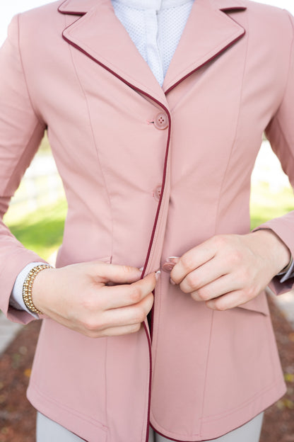 Manteau de concours Grand Prix Ladies EQJ à 3 boutons, rose avec passepoil bordeaux