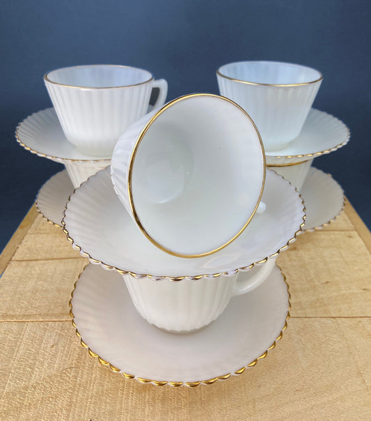 5 tazas de té Monax Petalware opalescentes. Tazas de café de vidrio con borde blanco y dorado. Decoración de mesa blanca. Artículos para el hogar. Decoración de comedor.