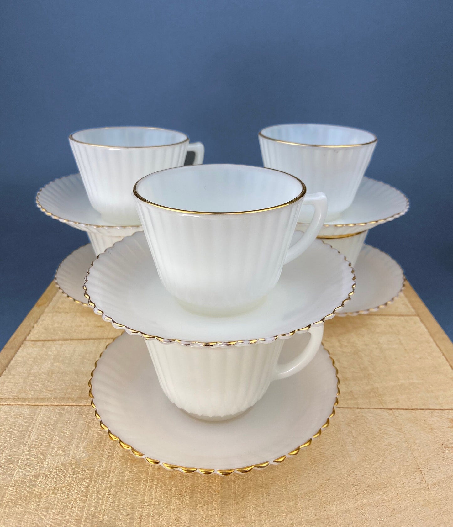 5 tazas de té Monax Petalware opalescentes. Tazas de café de vidrio con borde blanco y dorado. Decoración de mesa blanca. Artículos para el hogar. Decoración de comedor.