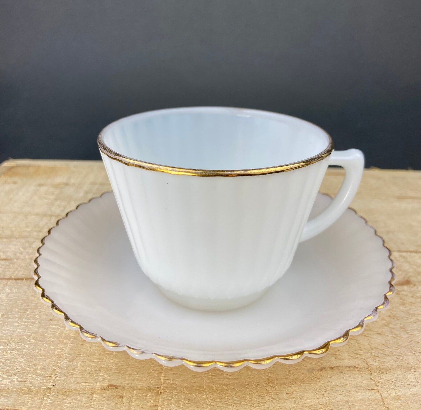 5 tazas de té Monax Petalware opalescentes. Tazas de café de vidrio con borde blanco y dorado. Decoración de mesa blanca. Artículos para el hogar. Decoración de comedor.