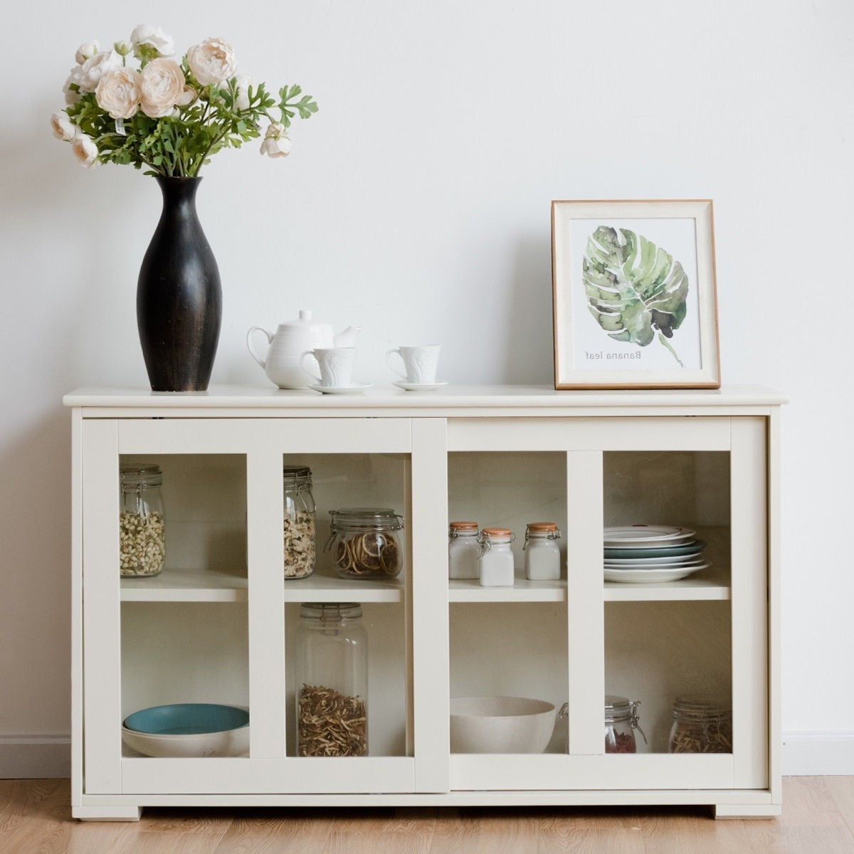 Aparador moderno de madera blanca con puerta corredera de cristal