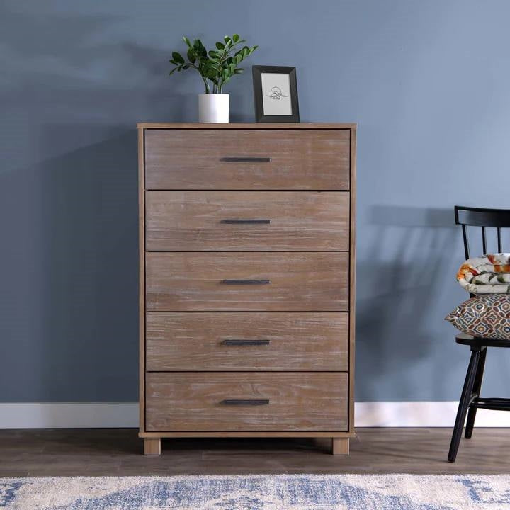 Cómoda de dormitorio de 5 cajones de madera maciza estilo casa de campo moderna con acabado en pino