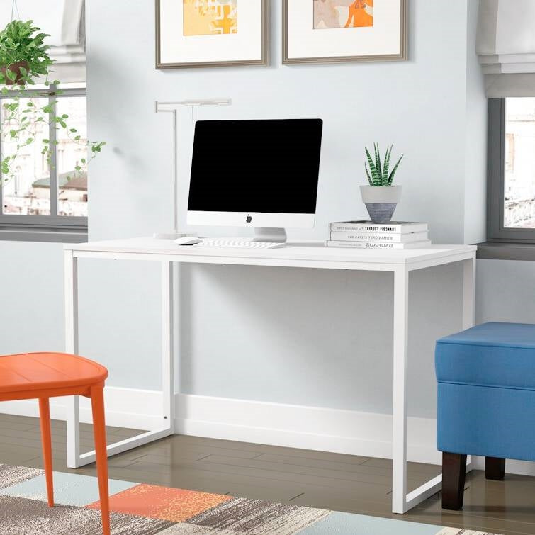 Escritorio moderno para oficina en casa con estructura de metal blanco y superficie de madera