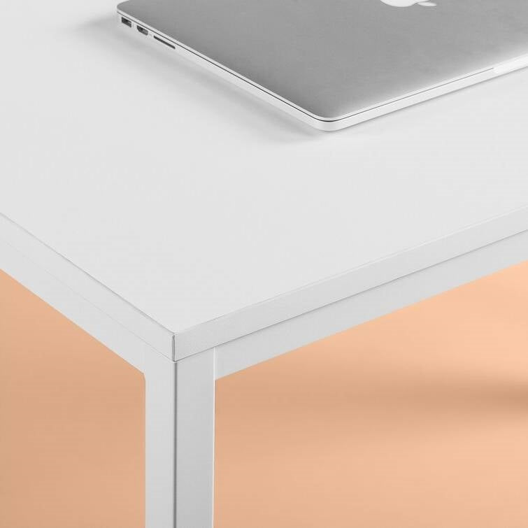 Escritorio moderno para oficina en casa con estructura de metal blanco y superficie de madera