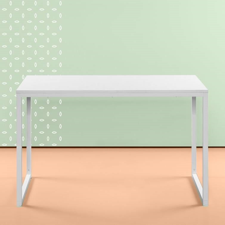 Escritorio moderno para oficina en casa con estructura de metal blanco y superficie de madera
