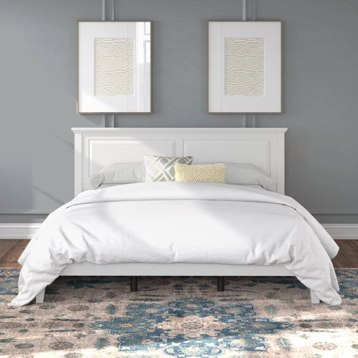 Cama King con plataforma de madera maciza de roble tradicional con cabecero en color blanco