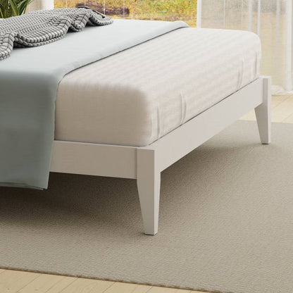 Cama King con plataforma de madera maciza de roble tradicional con cabecero en color blanco