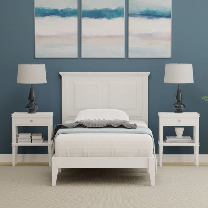 Estructura de cama de plataforma doble tradicional de madera maciza de roble con cabecera en blanco