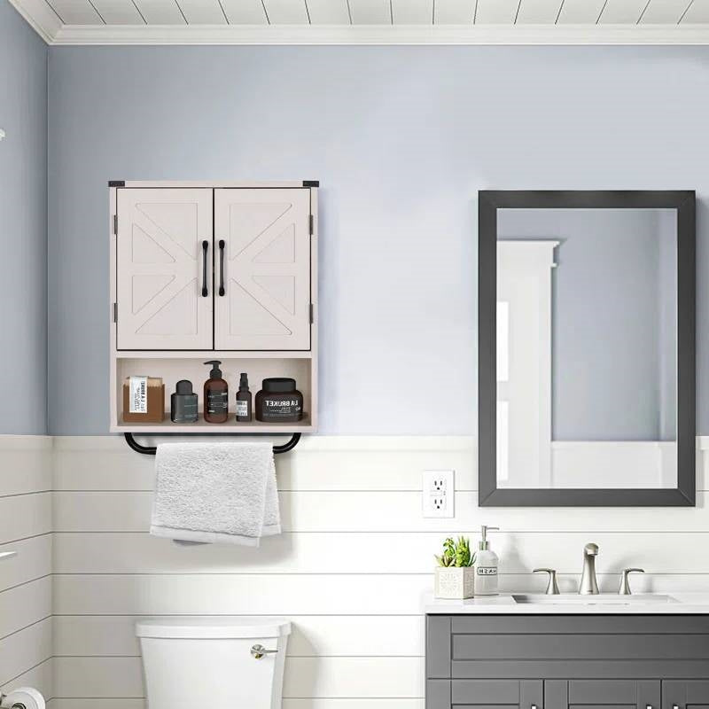 Mueble de pared de baño blanco tipo granja con estante de almacenamiento y toallero