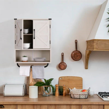 Mueble de pared de baño blanco tipo granja con estante de almacenamiento y toallero