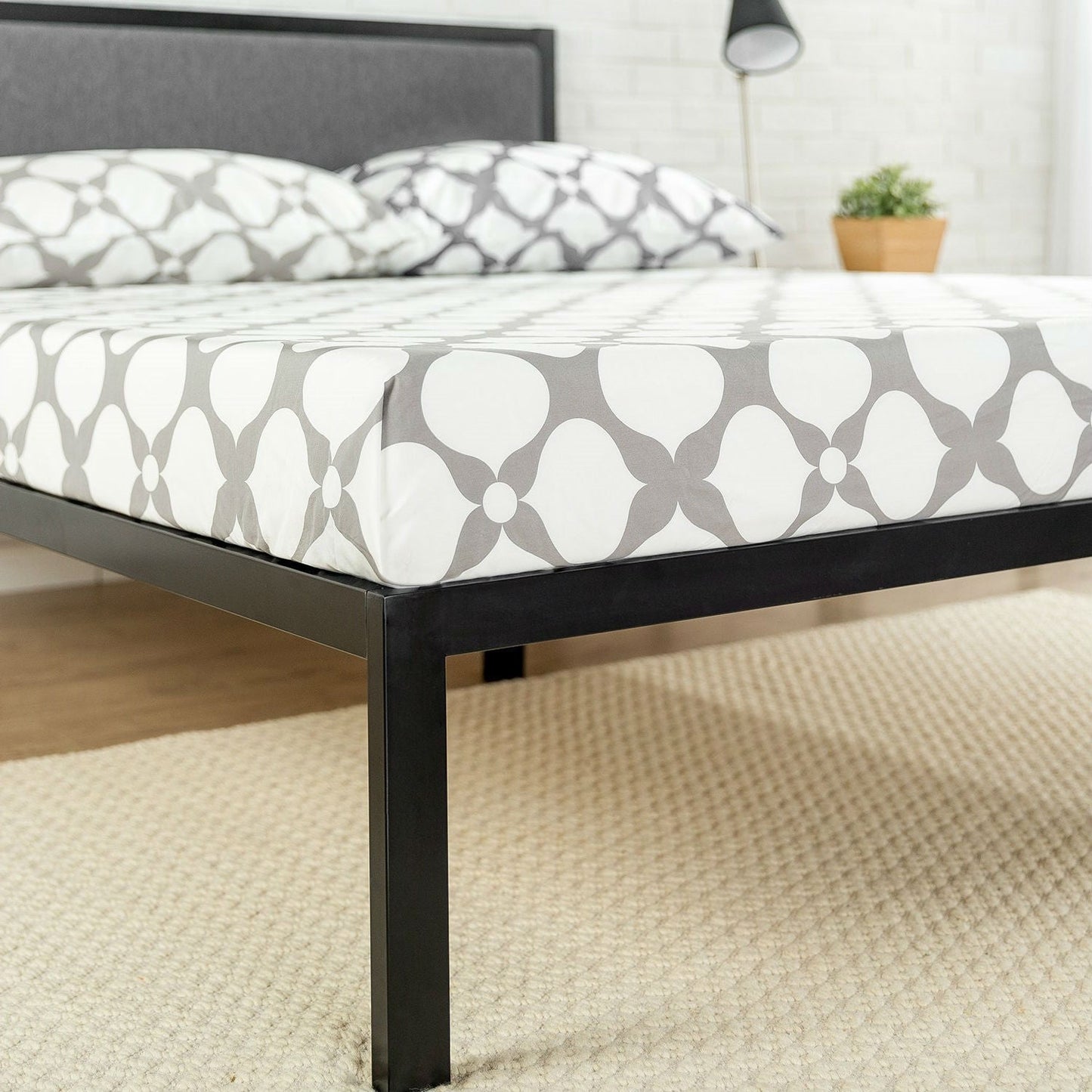 Estructura de cama de plataforma metálica de tamaño completo con somier de láminas de madera y cabecero tapizado