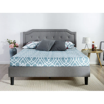 Cama king size con plataforma tapizada en gris y cabecero clásico con botones capitoné