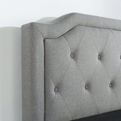 Cama king size con plataforma tapizada en gris y cabecero clásico con botones capitoné