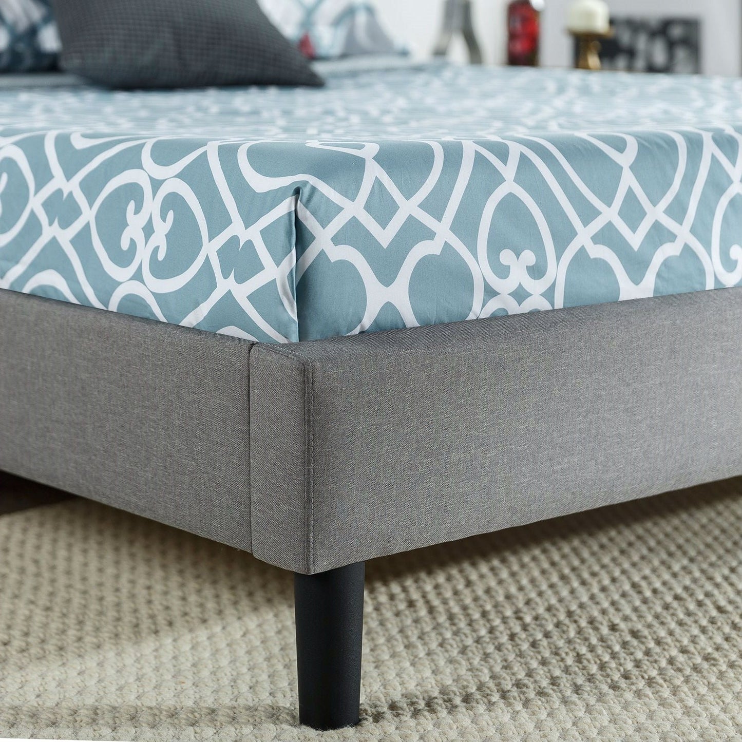 Cama king size con plataforma tapizada en gris y cabecero clásico con botones capitoné