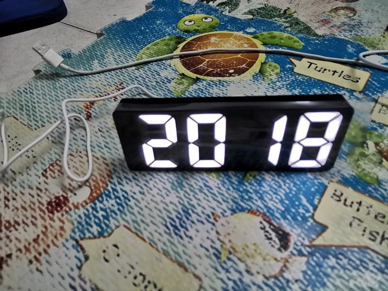 Acrylic/mirror LED alarm clock Stevvex with bright digits on black housing on Tampa Home & Garden Store