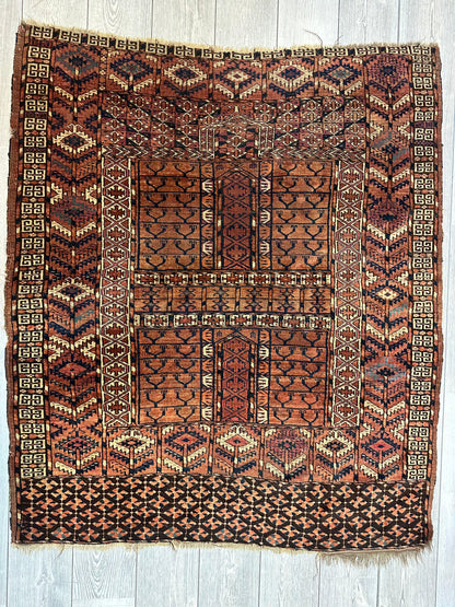 Tapis antique de couverture de porte de tente Turkoman Tekke Ensi des années 1880 4' x4'8 »