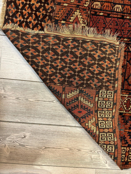Tapis antique de couverture de porte de tente Turkoman Tekke Ensi des années 1880 4' x4'8 »