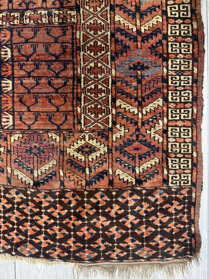 Tapis antique de couverture de porte de tente Turkoman Tekke Ensi des années 1880 4' x4'8 »