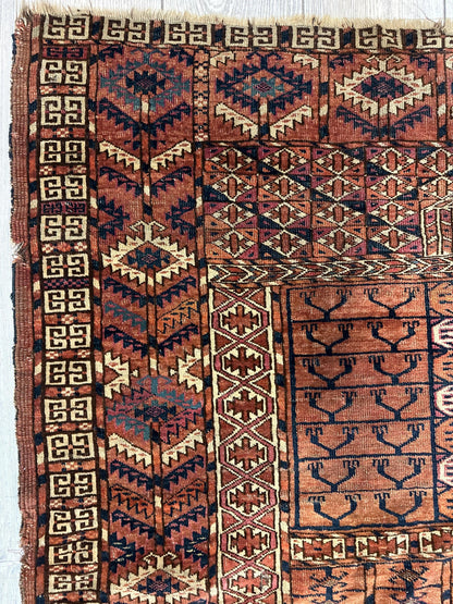 Tapis antique de couverture de porte de tente Turkoman Tekke Ensi des années 1880 4' x4'8 »