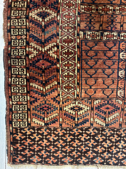 Tapis antique de couverture de porte de tente Turkoman Tekke Ensi des années 1880 4' x4'8 »