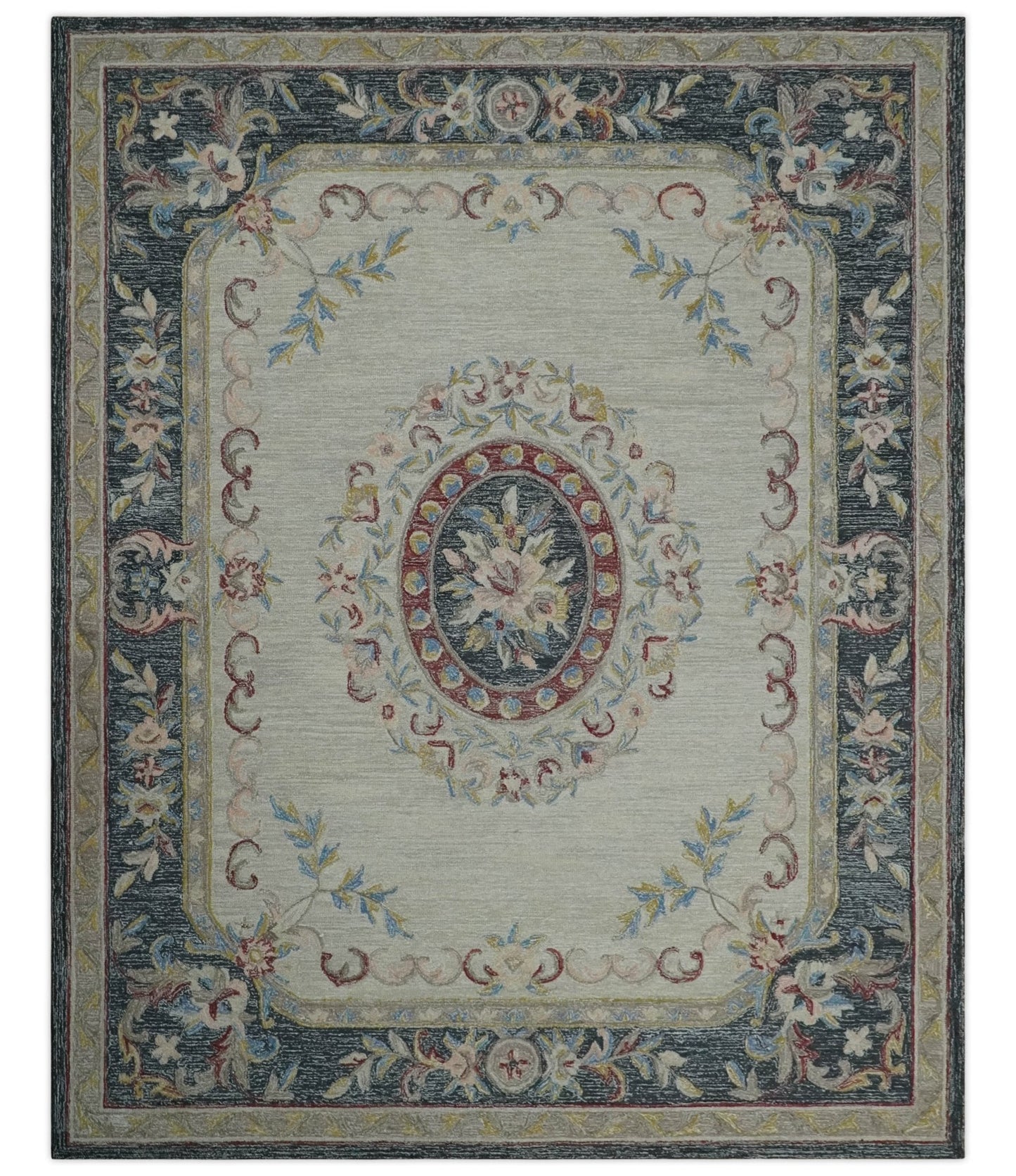 Tapis de style antique beige et anthracite, motif Aubusson, tufté à la main, en laine, 244 x 305 cm.