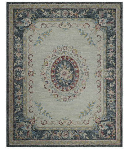 Tapis de style antique beige et anthracite, motif Aubusson, tufté à la main, en laine, 244 x 305 cm.