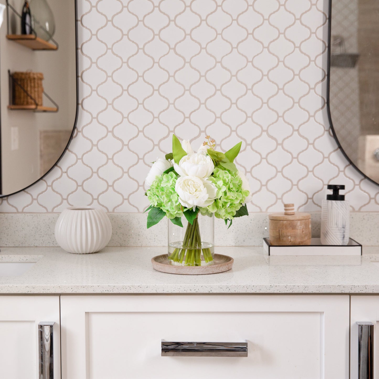 Arreglo artificial de peonías, hortensias y tulipanes de 30 cm en jarrón de cristal