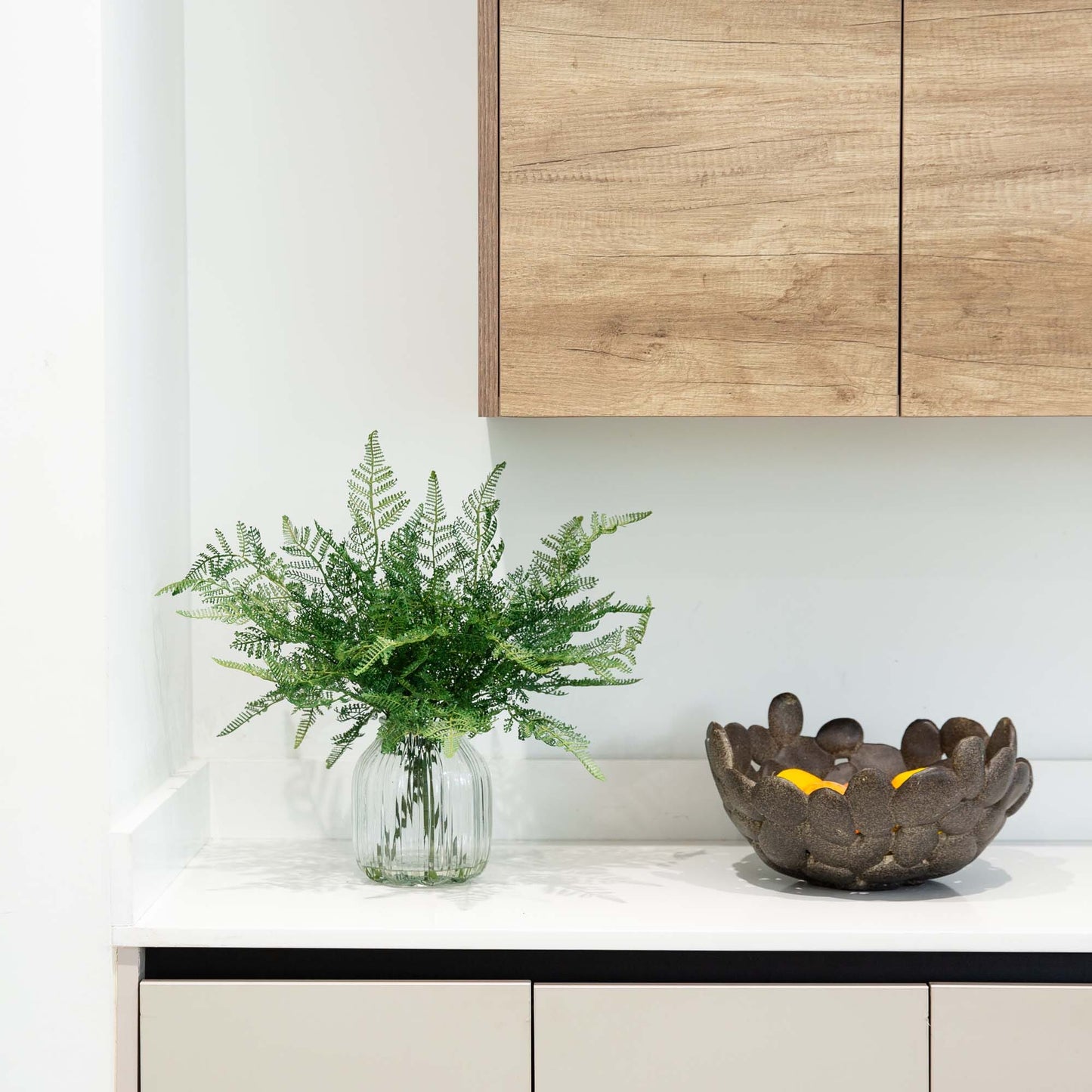 Arreglo de helechos artificiales de 43 cm en jarrón de vidrio