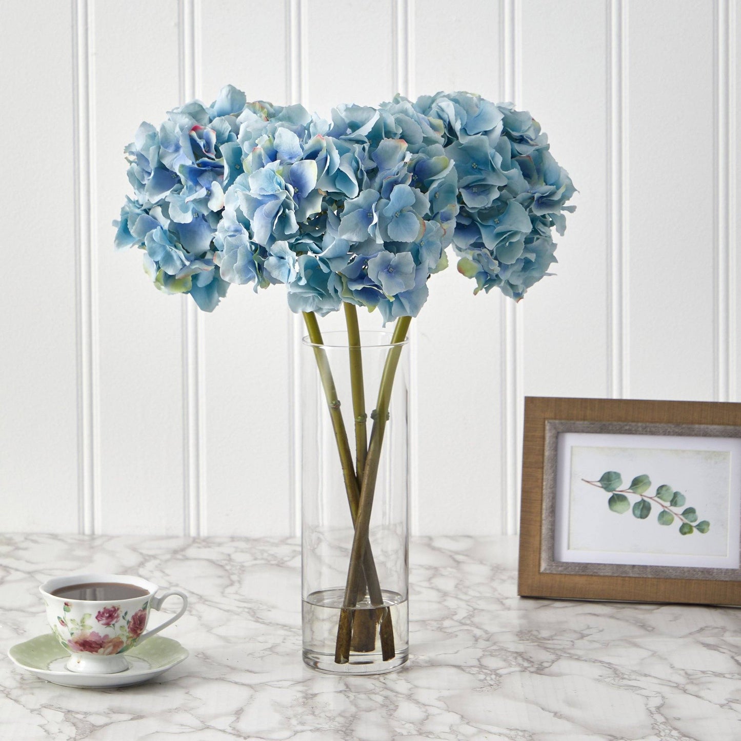 Arreglo floral artificial de hortensias azules de 45 cm en jarrón cilíndrico de vidrio