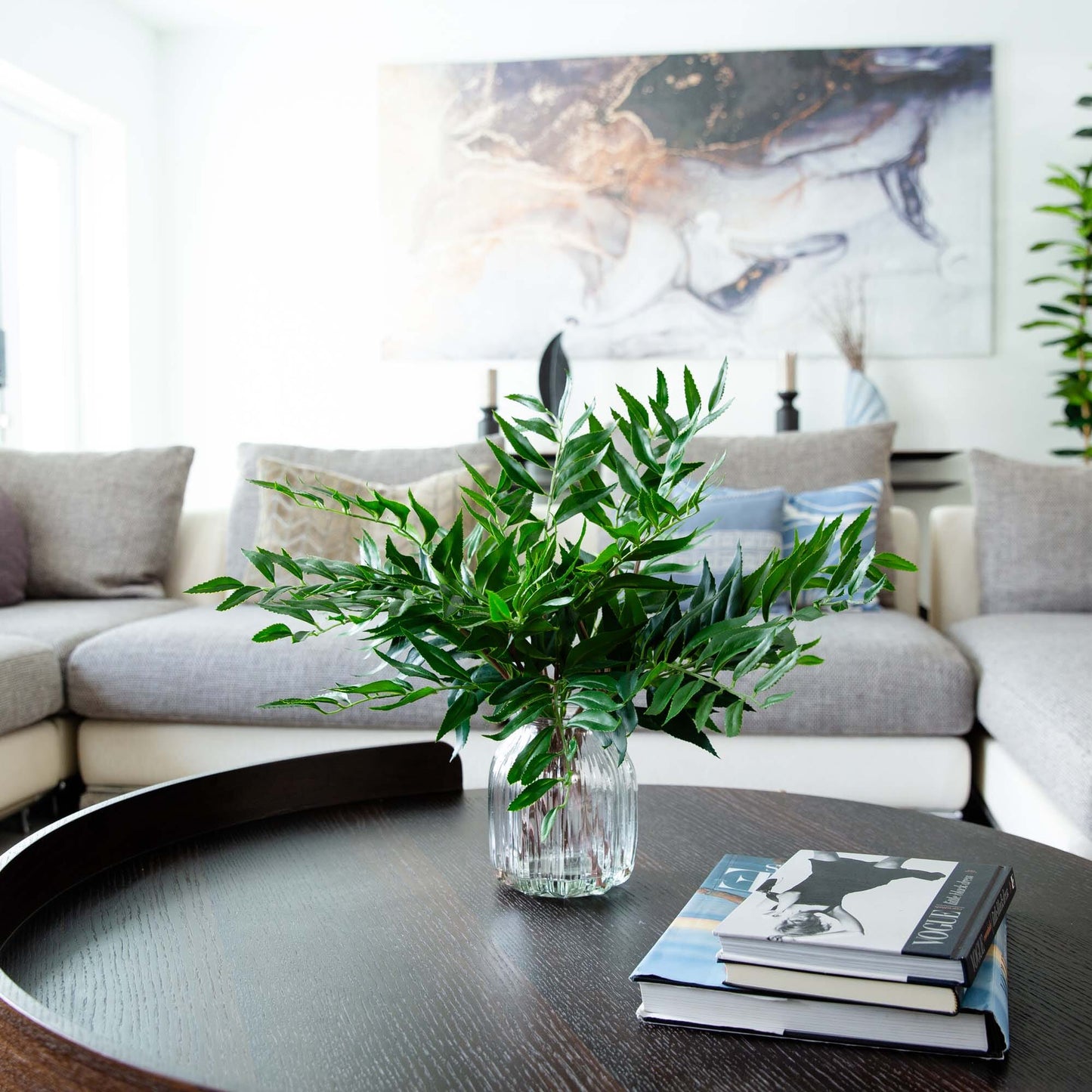 Arreglo de helechos palmeados de 19” en jarrón de vidrio