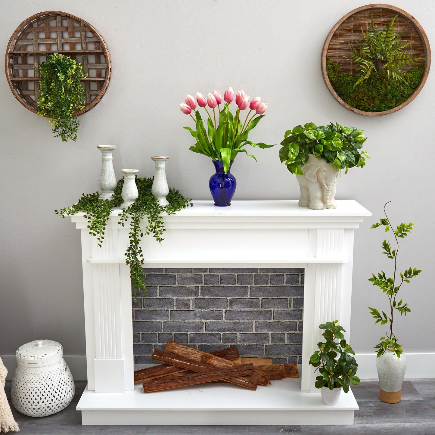 Arreglo artificial de tulipanes holandeses de 56 cm en jarrón azul