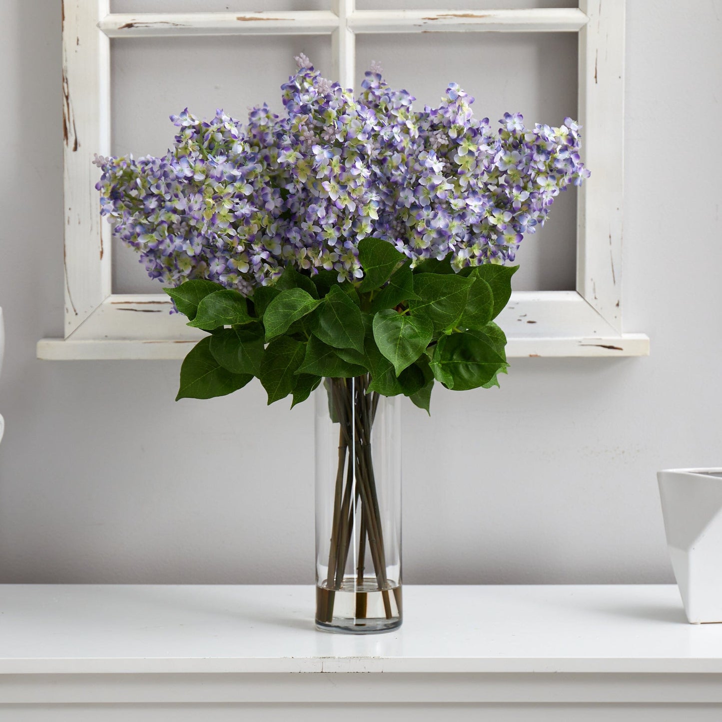 Arrangement de lilas artificiels de 61 cm avec vase cylindrique en verre