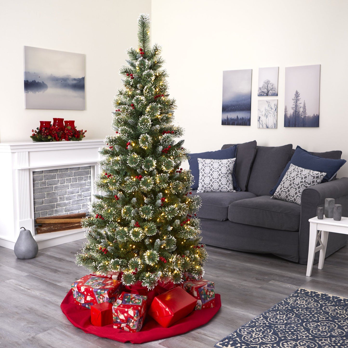 Árbol de Navidad artificial de pino suizo nevado de 6 pies con 300 luces LED claras y bayas