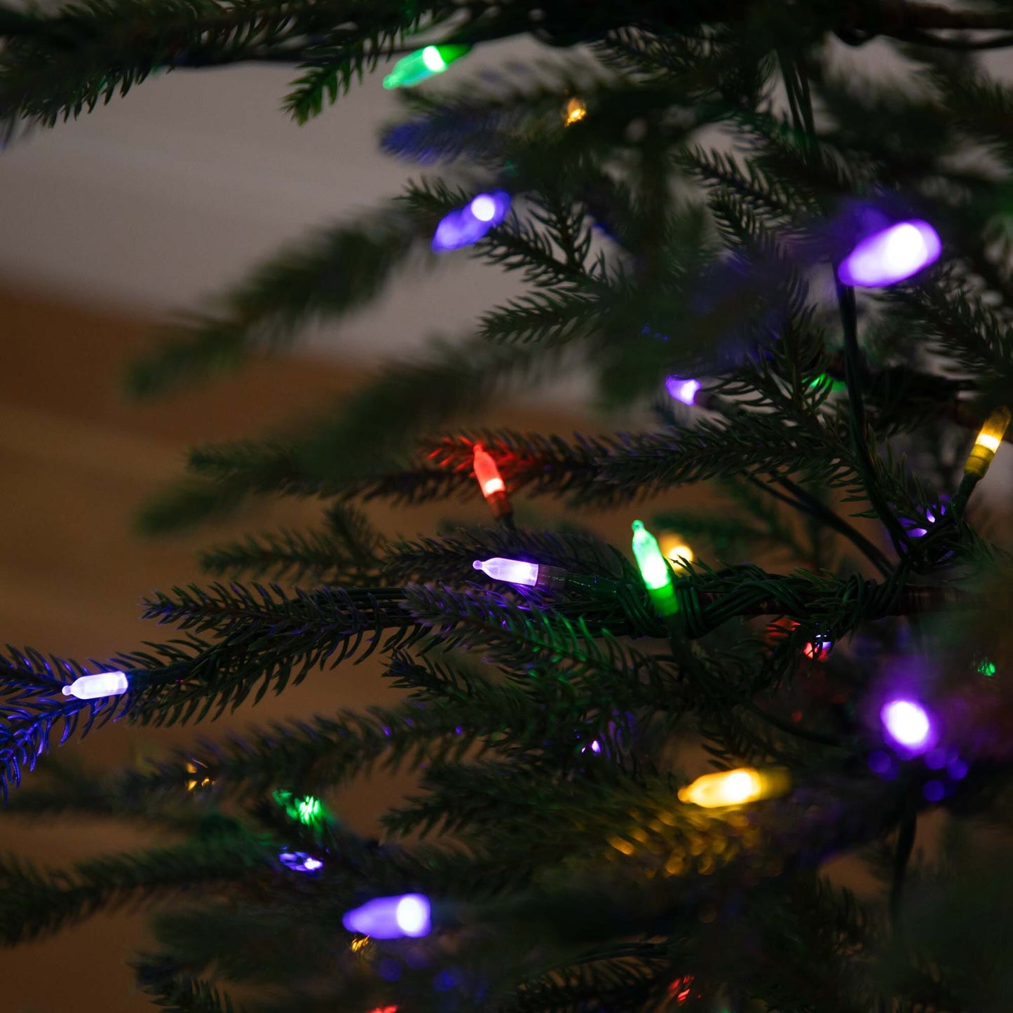 6 Foot Fresh Artificial Tree and Twinkle Lights