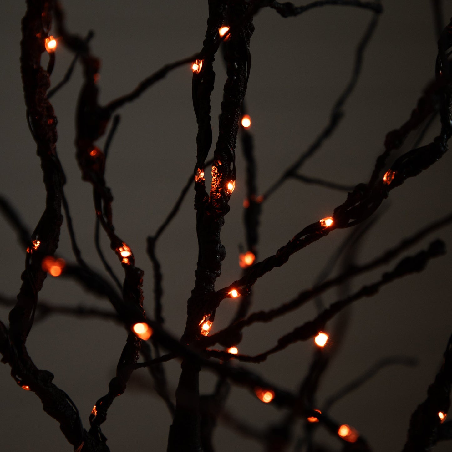 Árbol artificial de lujo de ramas negras de 1,8 m para Halloween, preiluminado con 156 luces LED naranjas y moradas