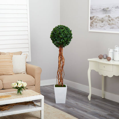 Hiedra Inglesa Artificial de 62” con Forma de Bola en Maceta de Metal Blanca (Para Interior/Exterior)