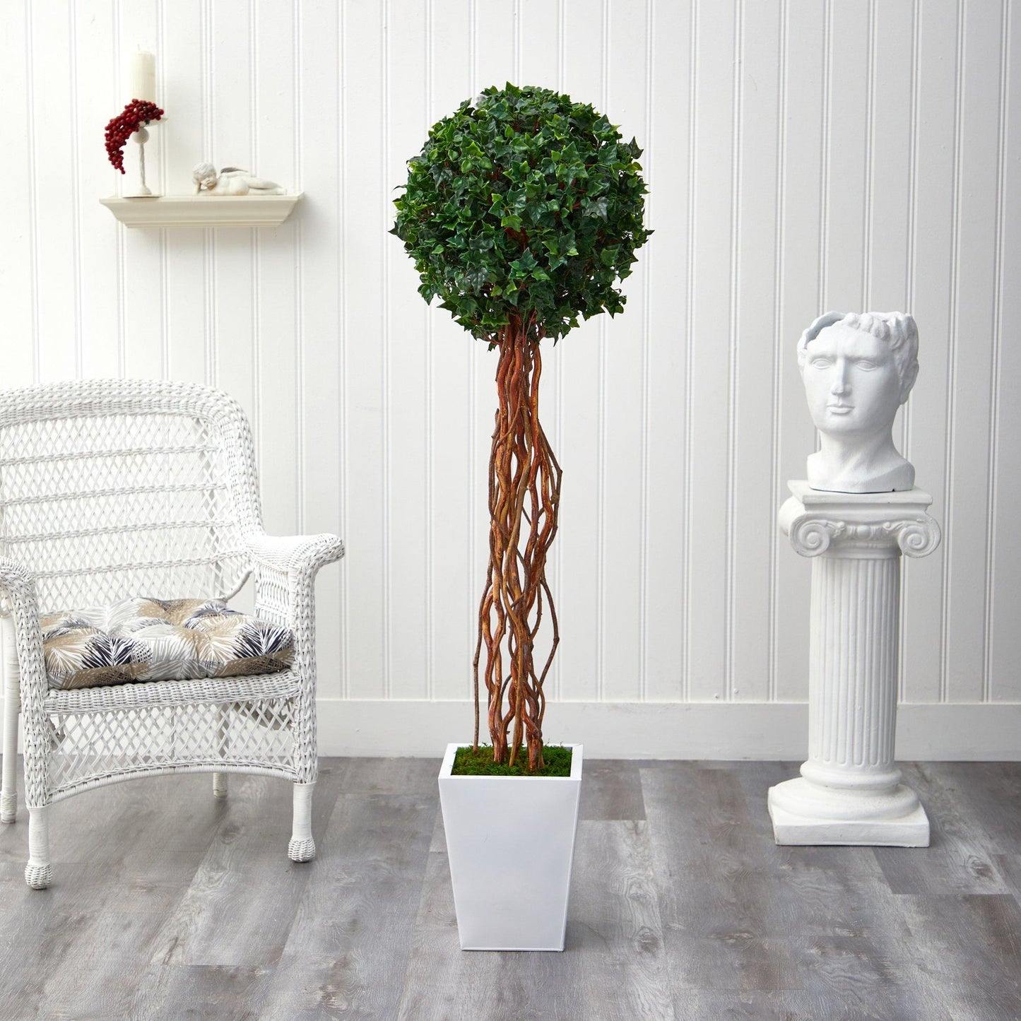 Hiedra Inglesa Artificial de 62” con Forma de Bola en Maceta de Metal Blanca (Para Interior/Exterior)