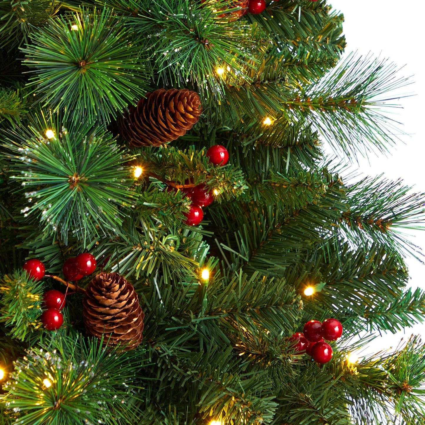 Árbol de Navidad artificial de 2,1 m de altura, plano por detrás, modelo Montreal Mountain, con piñas y bayas