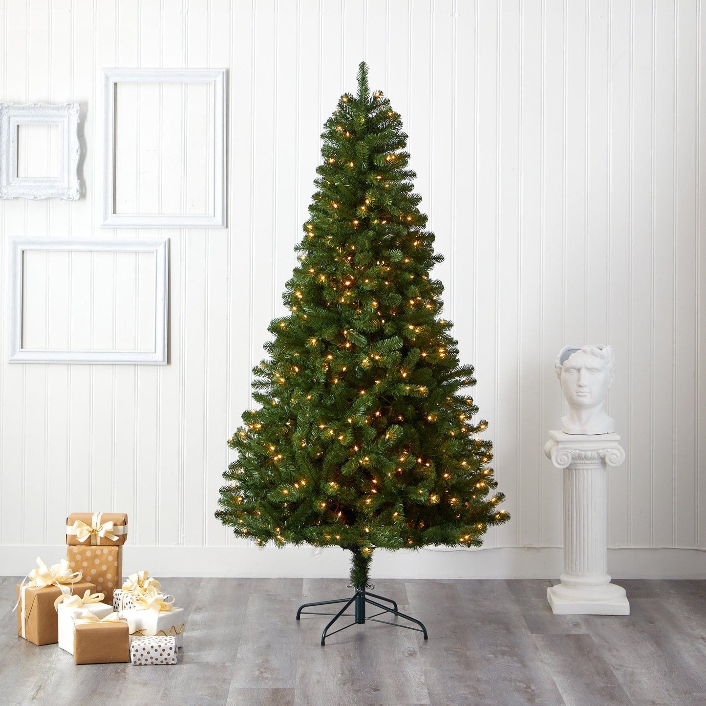 7.5 ft Virginia Fir Christmas Tree and Lights