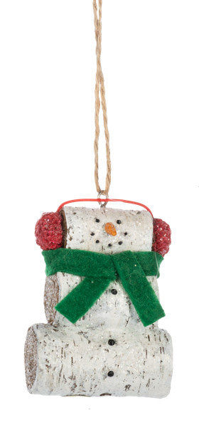 Bonhomme de neige avec une bûche de bouleau -