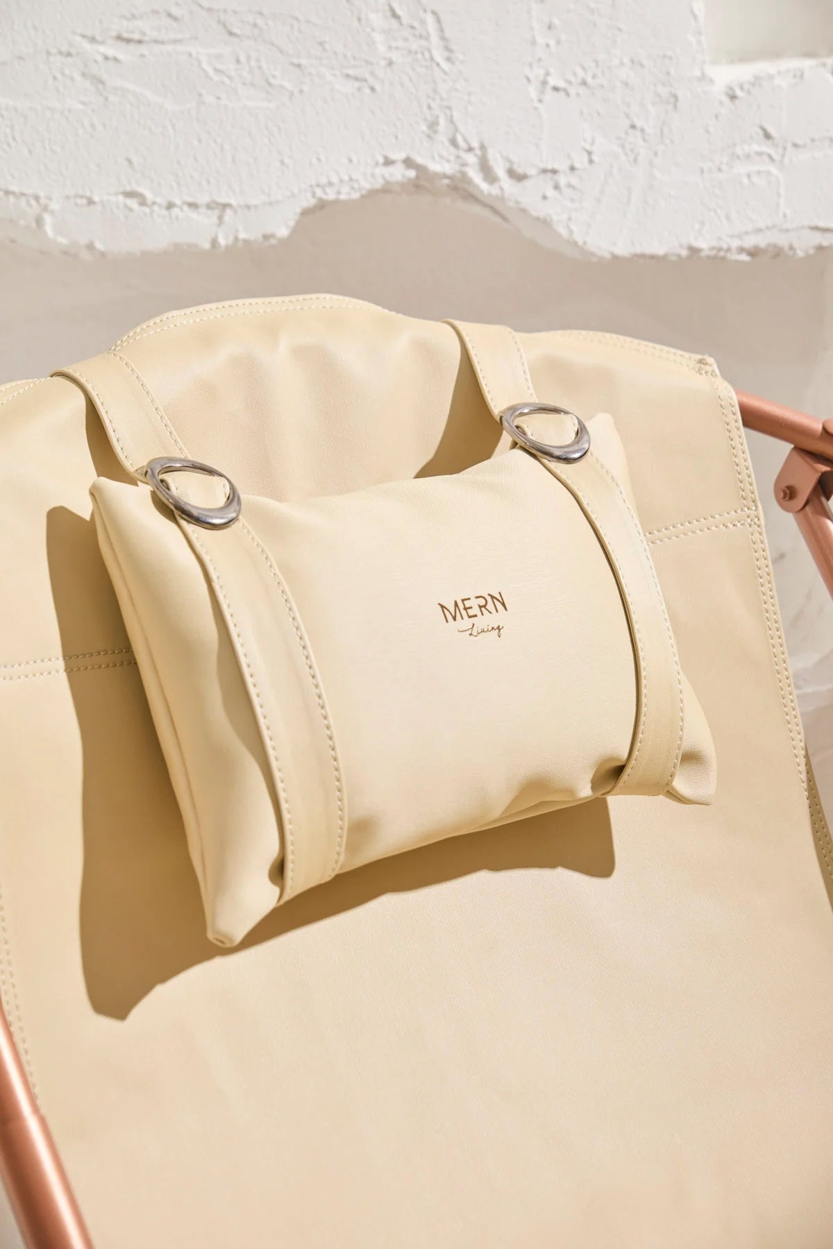 Silla plegable de piel sintética con estructura de metal color beige