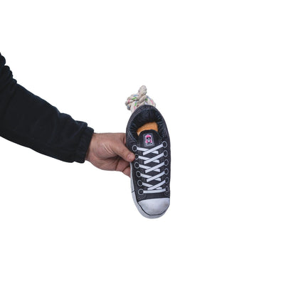 Jouet pour chien en peluche Squeaky Comfort Sneaker – avec compartiment à friandises, sûr et durable – Noir