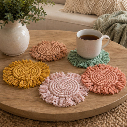 Sous-verres tressés à pompons pastel